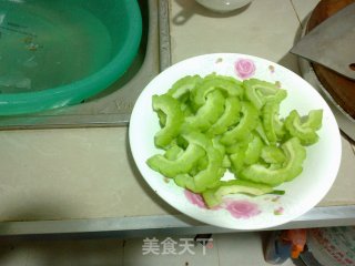 梅干菜炒苦瓜的做法步骤：1