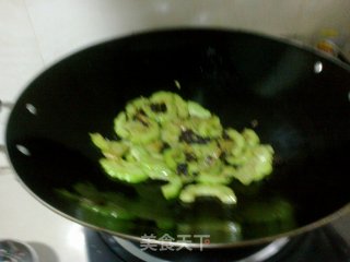 梅干菜炒苦瓜的做法步骤：3