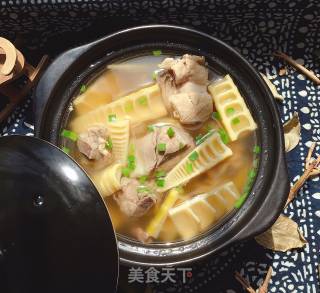 春笋炖猪骨的做法