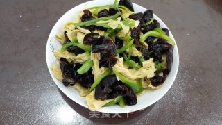 木耳腐竹炒青椒的做法