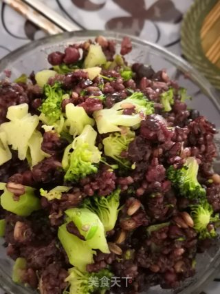 西兰花炒杂粮饭的做法