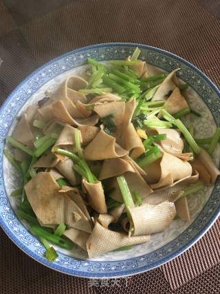 香芹炒豆皮的做法