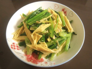 油麦炒腐竹的做法