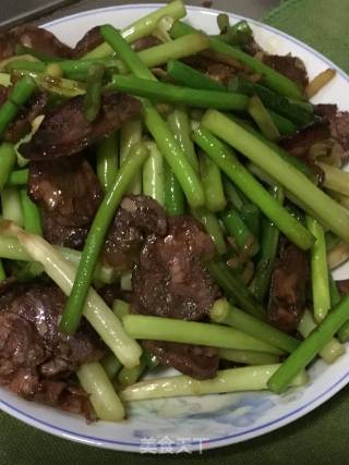 蒜苔炒腊肠的做法