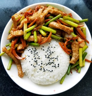 蒜苔肉丝盖浇饭的做法