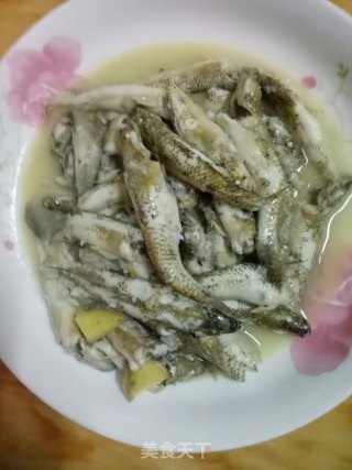 焖小鱼的做法
