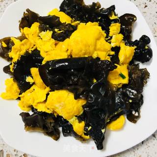 木耳炒蛋的做法