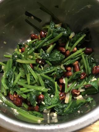 菠菜花生的做法