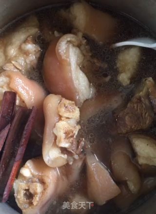 卤猪脚的做法