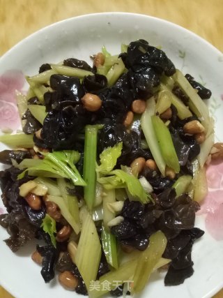 木耳花生炒芹菜的做法