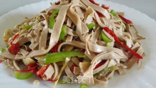 双椒炒豆腐皮的做法