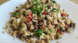 盐豆子炒鸡蛋的做法