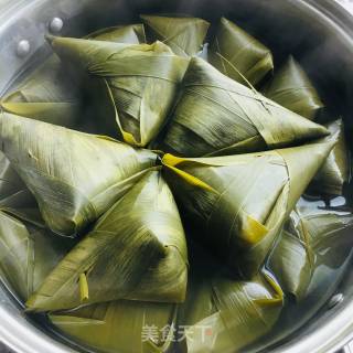 咸蛋黄肉粽的做法