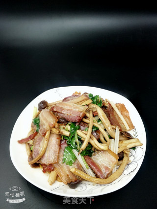 腊肉茶树菇的做法