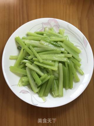 素炒芹菜的做法