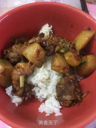 土豆烧排骨的做法