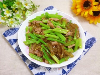 芹菜炒粉的做法