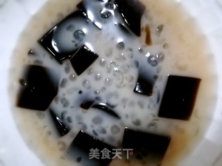 黑凉粉西米露的做法