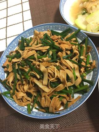 韭菜苔炒豆皮的做法