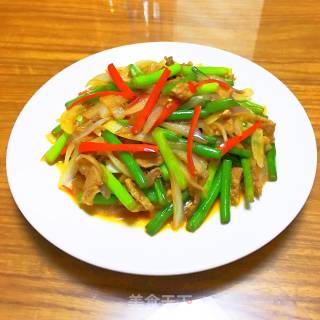 蒜苗洋葱炒肉丝的做法