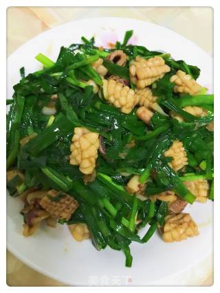 韭菜炒鱿鱼的做法
