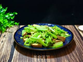 芹菜炒蛋干的做法