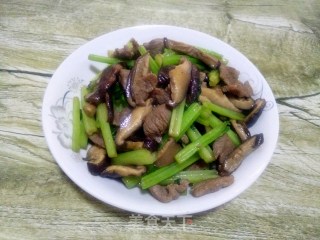 芹菜香菇炒肉的做法