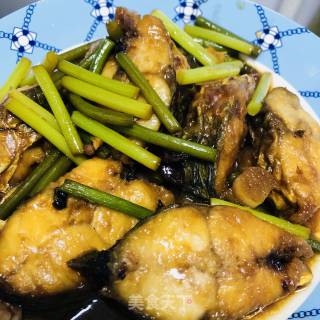 蒜苔烧鲅鱼的做法