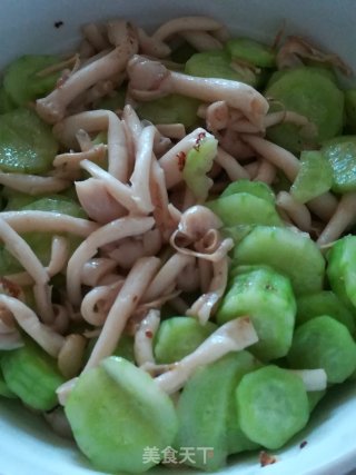 黄瓜炒白玉菇的做法