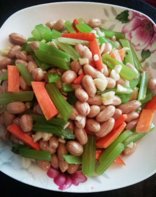 芹菜花生米的做法