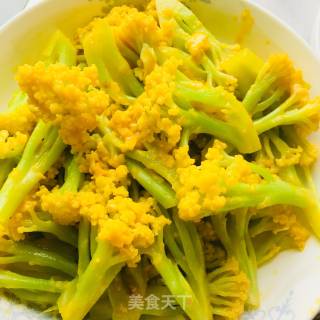 咸蛋黄炒花菜的做法