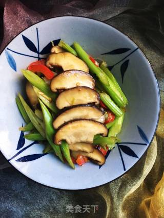 香菇炒芹菜的做法