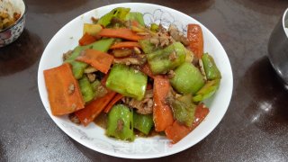 青椒胡萝卜炒肉的做法