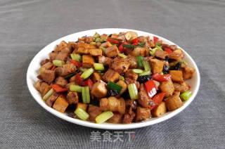 五花肉丁炒香干的做法