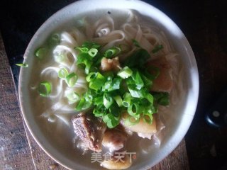 腊猪骨汤面的做法