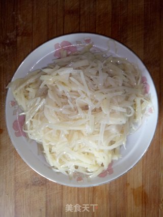 椒油醋溜土豆丝的做法
