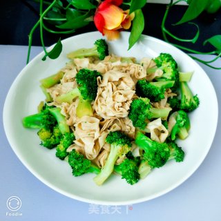 清炒西兰花豆皮的做法