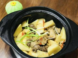 竹笋焖鸭肉的做法