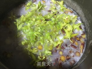 石斛花紫萝卜鸡粥的做法