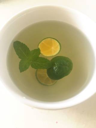 夏日饮品——蜂蜜柠檬薄荷水的做法