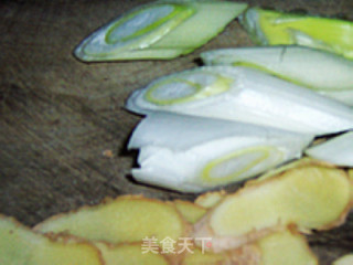 滋味浓厚的鱼头海带汤的做法步骤：2