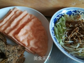 绿豆芽拌黄瓜配蒸饼的做法