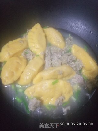 肉末水饺（南瓜饺子皮）的做法