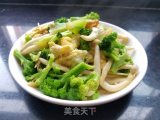 西兰花白玉菇炒鸡蛋的做法