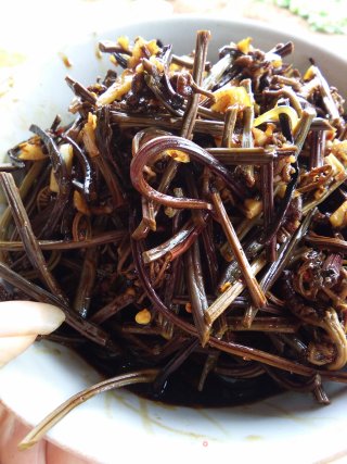 凉拌干蕨菜的做法