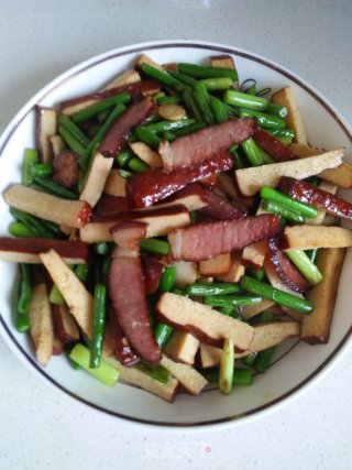 腊肉炒香干蒜薹的做法