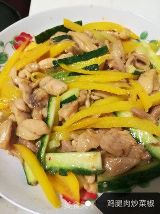 鸡腿肉炒彩椒的做法