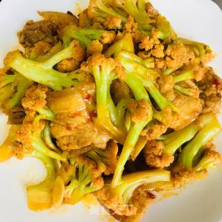 五花肉炒花菜的做法