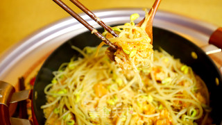 芝士飘香的辣白菜妙五花肉豆芽饭的做法