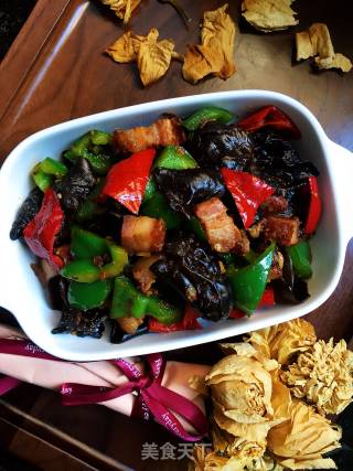 圆椒木耳炒肉的做法